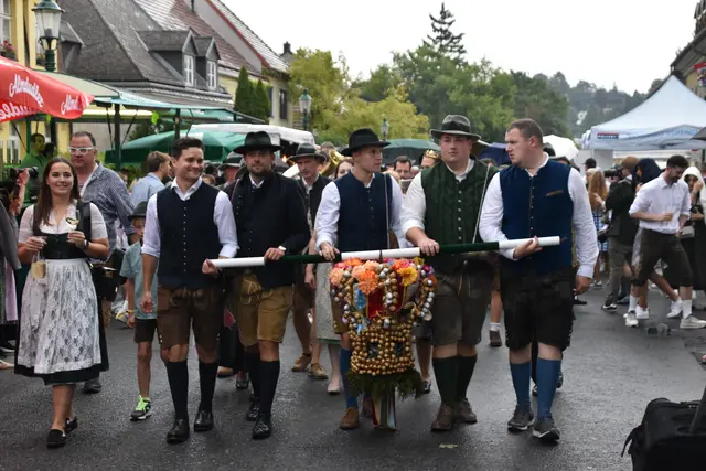 Dier traditionelle Umzug der Hauerkrone. | Foto: Barbara Schuster/MeinBezirk