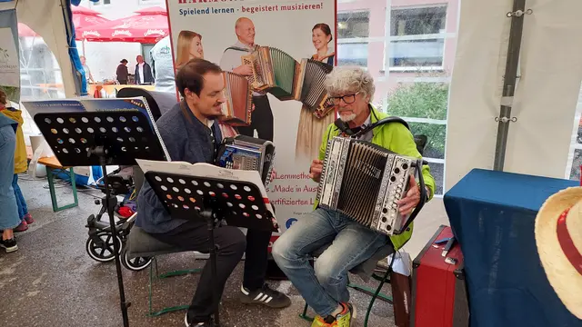 Erste Versuche mit der "Steirischen" konnte man bei der Michlbauer Harmonikawelt machen.