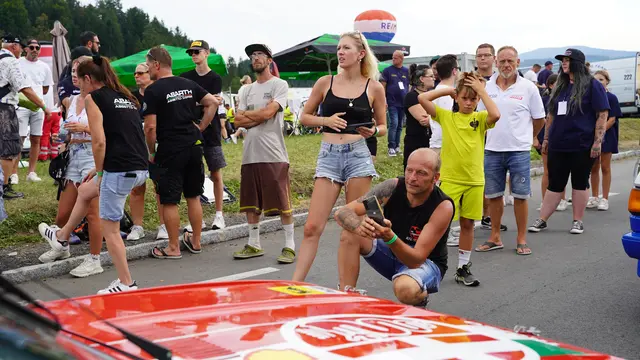 Die Fans der Bergrallye können Fahrer und Boliden hautnah erleben. | Foto: Jud-Motorsport