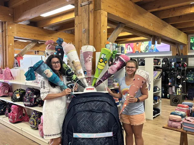 Petra Morasch-Rinner mit einer Mitarbeiterin in Eugendorf. | Foto: Simon Haslauer