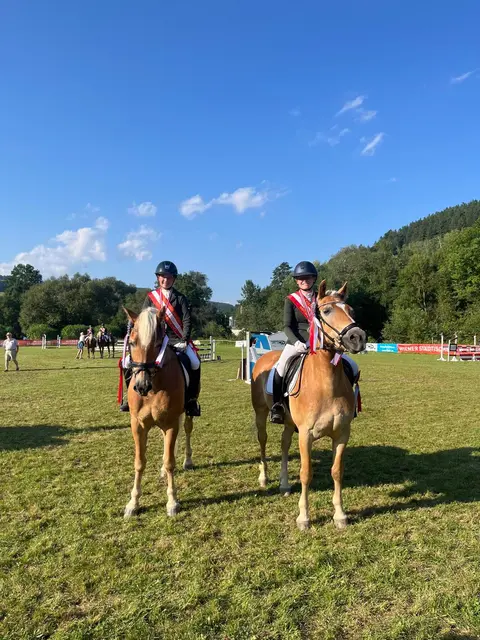 Lucia Rinnhofer auf Abraham und Helene
Kohlbacher auf Willy vom Wieserhof. | Foto: Rinnhofer