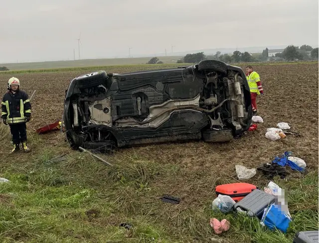 Ein Fahrzeug überschlug sich und kam seitlich auf einem angrenzenden Acker zum Liegen. | Foto: DOKU-NÖ