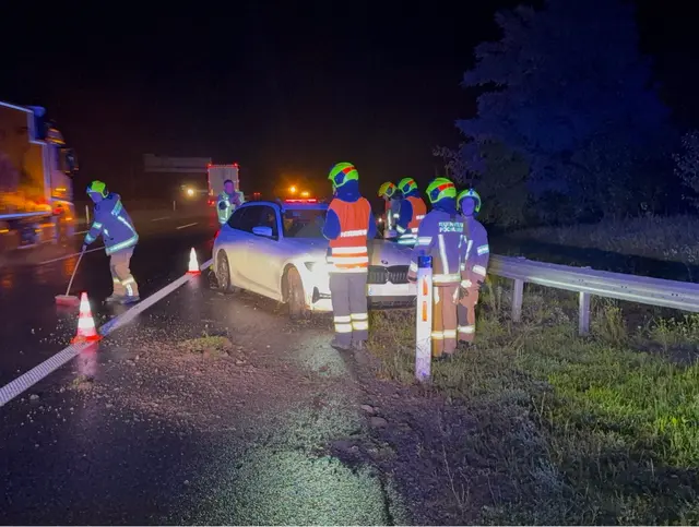 Fahrzeugbergung auf der A1 bei Pöchlarn. | Foto: DOKU-NÖ