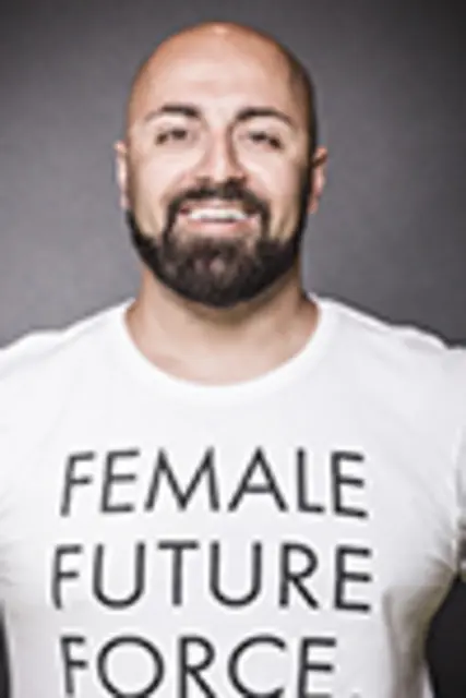 Ali Mahlodji: Storyteller, Speaker, Autor, Entrepreneur, Vordenker, Vater, Ehemann, Feminist - er spricht über die wachsende Kluft zwischen traditionellen Führungsmodellen und den Erwartungen junger Generationen. | Foto: Christoph Steinbauer