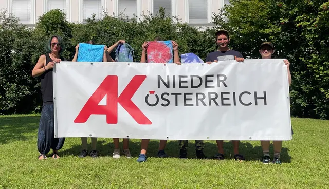 Die Jugendlichen mit ihren selbst gefärbten Stoffsackerl | Foto: JAK! Mobile Jugendarbeit