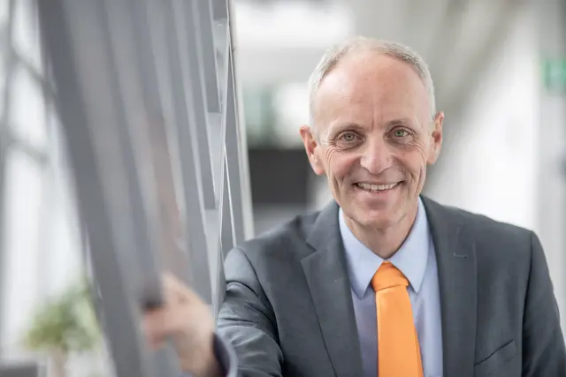 Siegfried Reich, Geschäftsführer von Salzburg Research: "Ihre Wurzeln hat Salzburg Research in einem technologiebetriebenem Ansatz, das heißt, Forschungsergebnisse aus den Hochschulen in die Wirtschaft zu transferieren. Daraus hat sich Schritt für Schritt ein eigenständiges, mission-orientiertes Forschungsinstitut entwickelt, das heute strategisch arbeitet und zentrale wirtschaftliche und gesellschaftliche Herausforderungen wie die Mobilitätswende oder die Energiewende adressiert." | Foto: wildbild