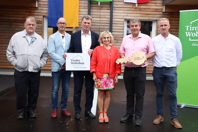 Von links nach rechts: Pfarrer Bruno Decristoforo, Architekt Bernhard Stöhr, Geschäftsführer des Tiroler Wohnbaus Walter Soier, Lienzer Bürgermeisterin Elisabeth Blanik, Bürgermeister von Nußdorf-Debant Andreas Pfurner sowie Baumeister Stefan Kronbichler. | Foto: Lea Mayr