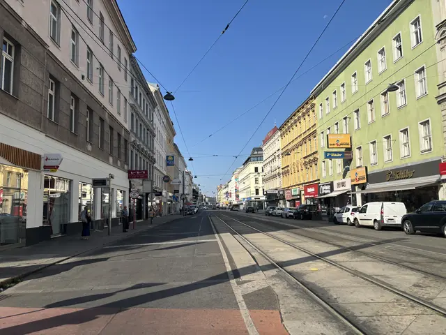 Aktuell teilen sich Autos, Straßenbahn und Radfahrer die Wallensteinstraße. Platz für sicheres und entspanntes Miteinander bleibt kaum. | Foto: Marlene Graupner/MeinBezirk