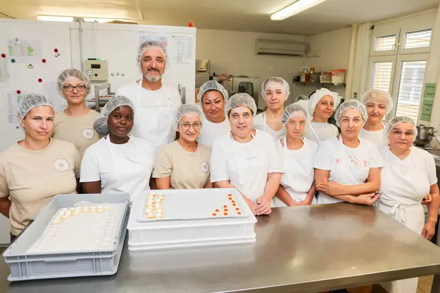 Arbeiterkammer Burgenland-Präsident mit Mitarbeiterinnen vom "S'Kekserl" in Oberwart | Foto: Arbeiterkammer Burgenland