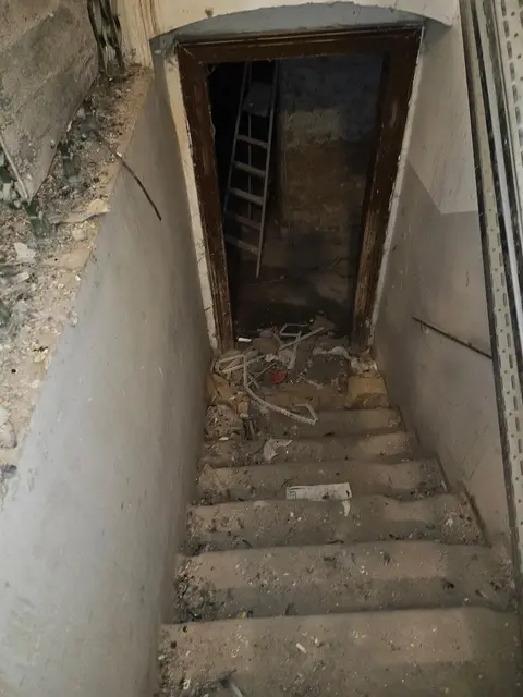 Lange Zeit sei der Keller nicht zugänglich gewesen.  | Foto: zVg