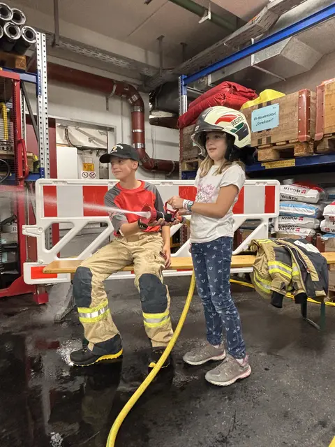 Früh übt sich, wer mal eine gute Feuerwehrfrau werden will.