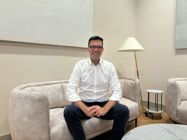 Der Simmeringer Heinrich Himmer (SPÖ) war sieben Jahre lang Bildungsdirektor und sitzt seit Jahresbeginn im Nationalrat.  | Foto: Luca Arztmann/MeinBezirk