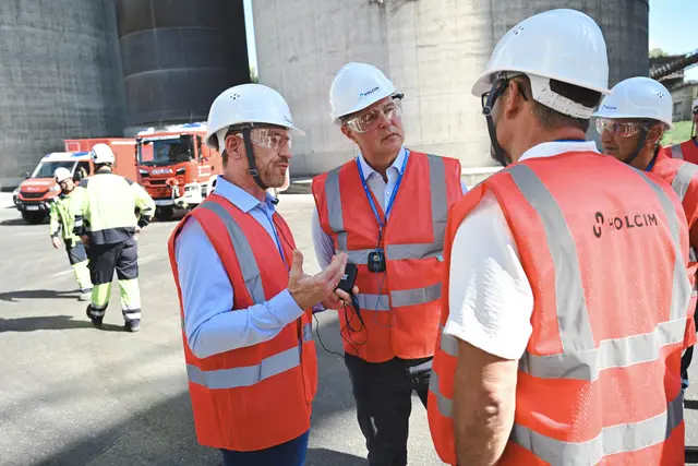Geschäftsführer Haimo Primas und Vizekanzler Andreas Babler (SPÖ) im Gespräch | Foto: Holcim/S. Germershausen
