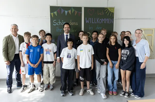 Bildungsminister Christoph Wiederkehr mit Direktion sowie Schülerinnen und Schülern der Sportmittelschule 22. | Foto: BKA