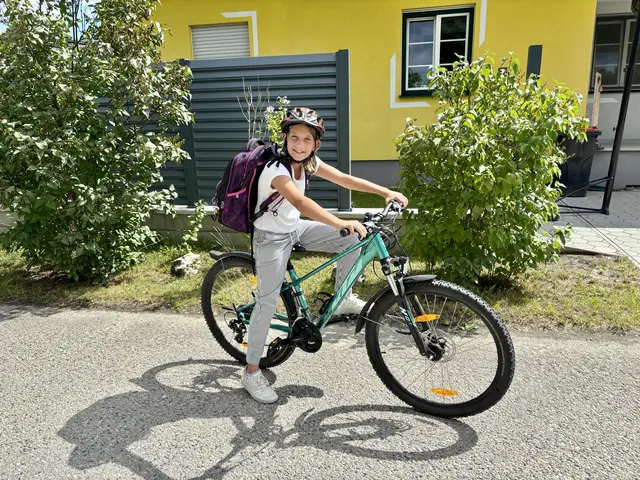 Zehn Minuten sind es mit dem Rad für Sienna zur Schule | Foto: Alexandra Goll