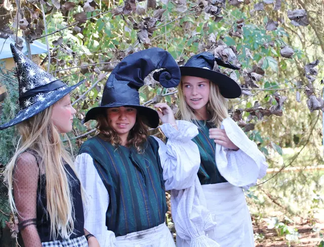 Die drei Hexen stahlen nach einer Geschichte von Kinderbuchautorin Michaela Geiger in Kalsdorf das ABC. | Foto: Edith Ertl