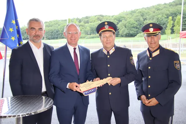 Symbolisch übernahm Kommandant Christian Kopfer (2. von rechts) bei der Eröffnung im Juli den Schlüssel für die neue Dienststelle. | Foto: Martin Wurglits