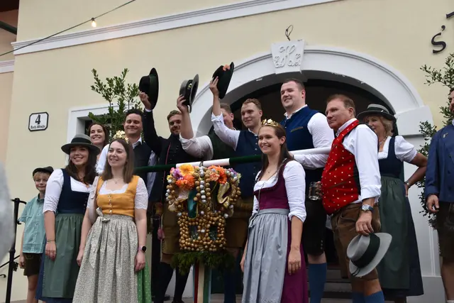 Der Neustifter Kirtag 2025 eröffnete im Regen. Das tat der guten Stimmung aber keinen Abbruch. | Foto: Barbara Schuster/MeinBezirk