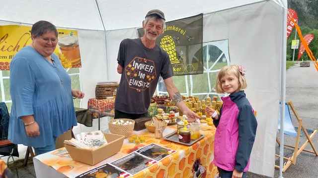 Honig naschen durfte beim Imkerstand natürlich nicht fehlen.