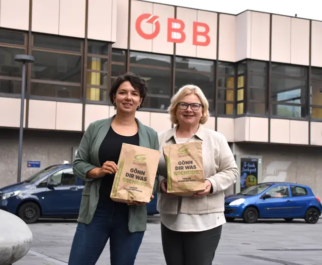 Victoria Da Costa (Grüne Gemeinderätin Kufstein) und Petra Wohlfahrtstätter (Grüne stv. Klubobfrau) (v.l.) verteilten in Kufstein gesunde Jausensackerl.
| Foto: Barbara Fluckinger
