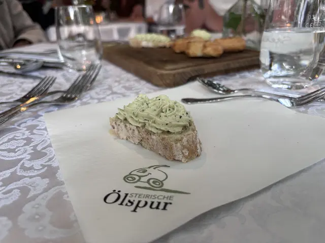 Knuspriges Brot mit Kürbiskernaufstrich zum Start. | Foto: Elisabeth Korbe