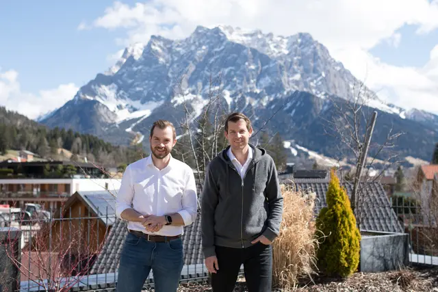 Die Brüder Florian (re.) und Julian Mayer führen die Familux-Gruppe von Lermoos aus. | Foto: Familux