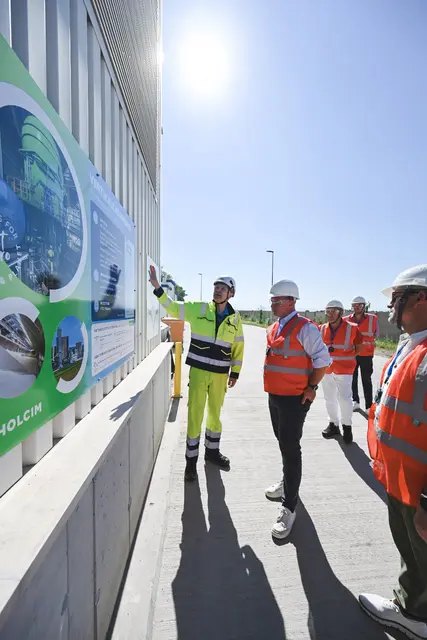 Im Werk gab es viele Infos zu den Dekarbonisierungs-Projekten. | Foto: Holcim/S. Germershausen