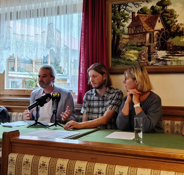 Markus Sint von der Liste Fritz, Bernhard Friedle von der Oetzer Zukunft und Anrainerin Christine Prantl hoffen auf ein klares Nein bei der Volksbefragung am Sonntag. | Foto: Anrainer Schrofen