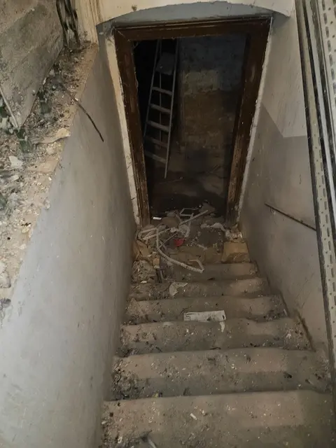 Lange Zeit sei der Keller nicht zugänglich gewesen.  | Foto: zVg