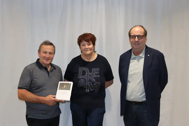 Barbara Tilg präsentierte im Alpinarium ihr Kunstprojekt, Bgm. Hermann Huber hält ihr Buch in den Händen, mit am Bild ist Helmut Pöll vom Alpinarium Galtür.  | Foto: Elisabeth Zangerl