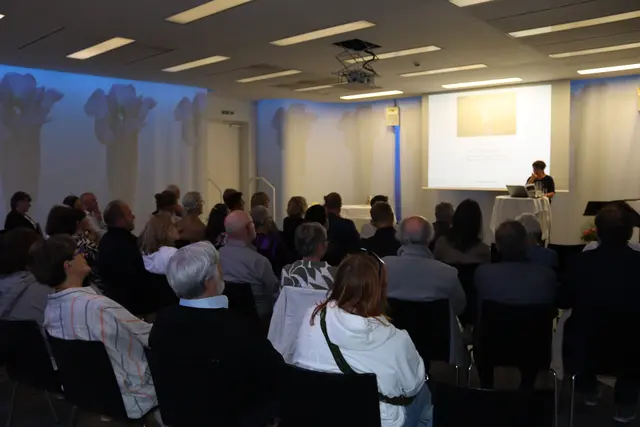 Viele Besucher:innen ließen sich die Präsentation dieses Kunstprojektes nicht entgehen.  | Foto: Elisabeth Zangerl