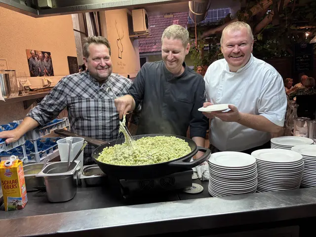 Mit Christian schmeckt’s – und mit dreien erst recht. Christian Strohmayer, Christian Kornberger und Christian Schoberleitner gemeinsam am Herd. | Foto: Elisabeth Korbe
