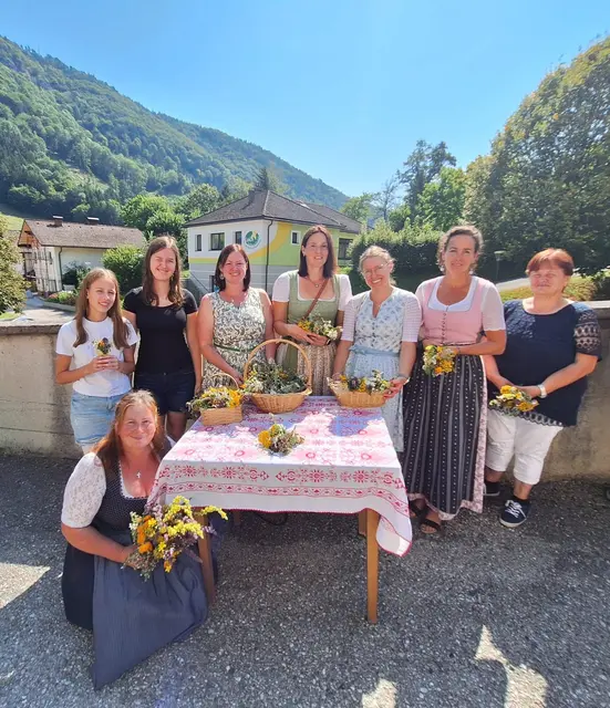 Die Loicher Bäuerinnen pflegen den schönen Brauch und binden jedes Jahr die Kräutersträußchen für Mariä Himmelfahrt. | Foto: zVg Bürgermeisterin Sabine Moser