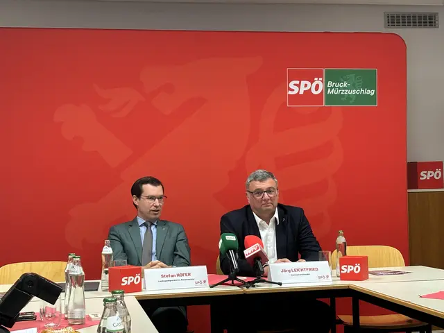 Pressekonferenz in Bruck: Stefan Hofer und Jörg Leichtfried lassen in Bezug auf die Ortho-Trauma-Akutambulanz nicht locker. | Foto: Angelika Kern
