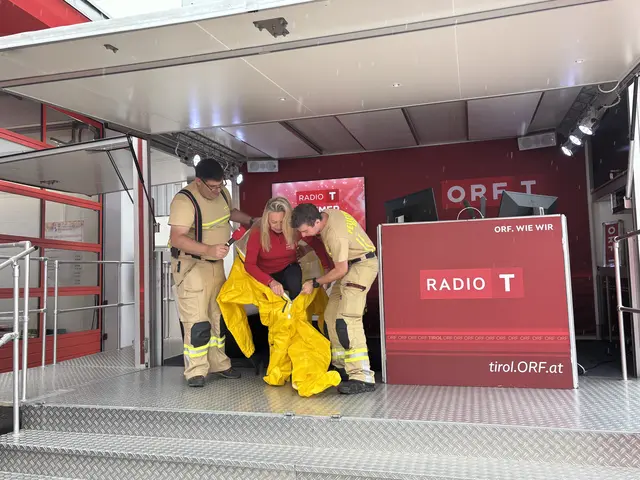 Moderatorin Isabella Krassnitzer schlüpfte in einen Schutzanzug.