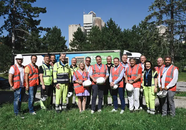 Ein Gruppenfoto der Delegation in Schutzkleidung. | Foto: Holcim/S. Germershausen