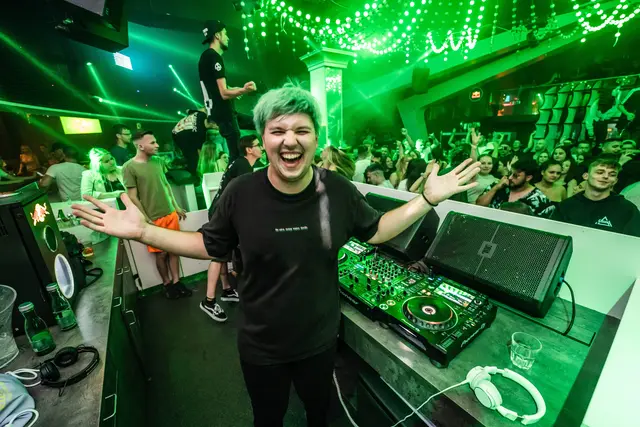 Fabian Grüneis ist Bürgermeister von Waizenkirchen, steht aber auch gerne hinterm DJ-Pult.  | Foto: Stefanie Eder