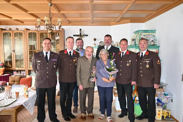 v.li.n.re.: Gernot Gärtner(FF-Verwalter), OBI Andreas Gutmann(FF-Kommandant), Labg. Josef Edlinger, Herbert &amp; Elisabeth Hengstberger, Bgm. Bmstr. Ing. Franz Holzer, BI Stefan Hengstberger (FF-Kommandant Stv.), Reinhard Schwarz (FF) | Foto: Stadtgemeinde Gföhl