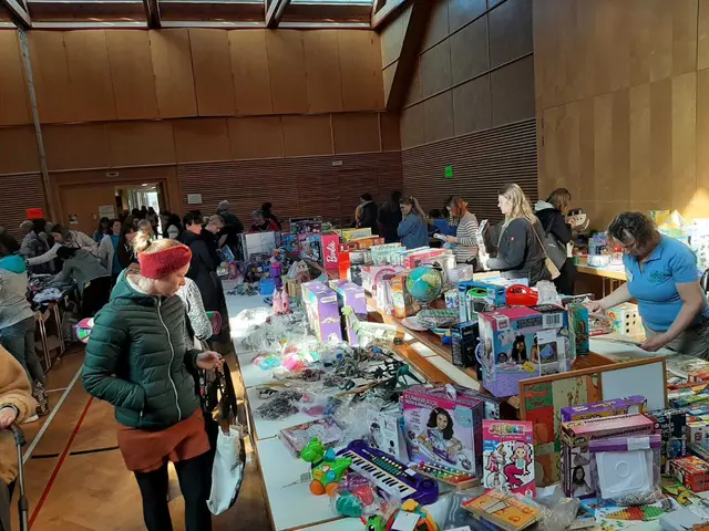 Neben Kleidung gibt es beim Kinderbasar auch zahlreiche Bücher, Spielzeuge und andere gut erhaltene Sachen zu entdecken. | Foto: Bettina Rossak