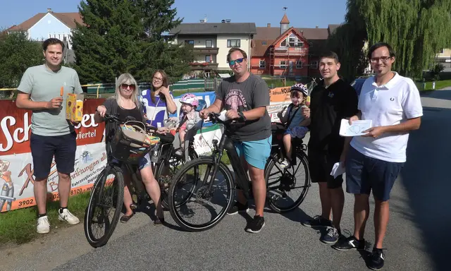 Bürgermeister David Süß (rechts) mit einigen Wandertagteilnehmern. | Foto: JVP Schrems