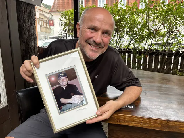 Niki Neunteufel mit dem Bild von Falco, das in zu Weihnachten 1997 im Nikodemus zeigt (das Bild stammt von Markus Berger). Im Februar 1998 kam er bei einem Verkehrsunfall ums Leben. | Foto: Marlene Trenker