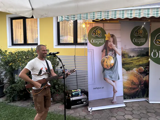 "AloneUnderHolder" Gernot Fraiss sorgte für die musikalische Umrahmung des Abends. | Foto: Elisabeth Korbe