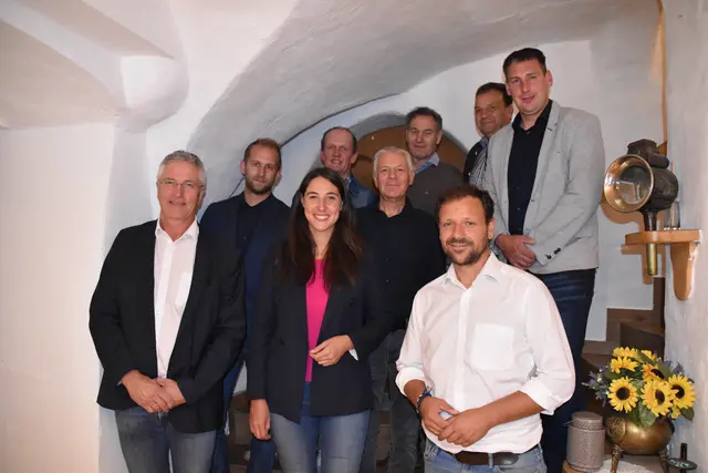 Sophia Kircher mit Bgm. Walter Kiechl, GV Simon Seeber, Vizebgm. Andreas Gschirr, Vizebgm. Klaus Troger, Vizebgm. Hans-Peter Hörtnagl, PV-Chef Florian Riedl, Bgm. Vinzenz Eller und Bgm. Lukas Peer (v.l.) | Foto: Kainz