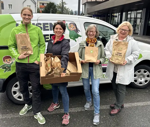 Die Grünen bei der Verteilaktion in Kufstein. | Foto: grüne tirol – Sebastian Miller