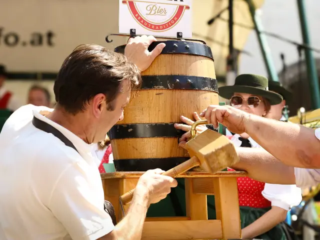 Bürgermeister Johann Schnitzhofer vollzog den Bieranstich am Marktfest.  | Foto: Fmt Pictures / Josef Kühnhold
