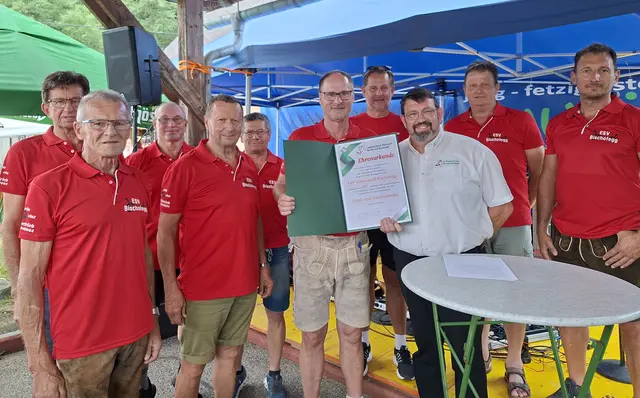 Zum großen Jubiläum bekam der Verein eine Ehrenurkunde verliehen. | Foto: Werner Zuschnegg