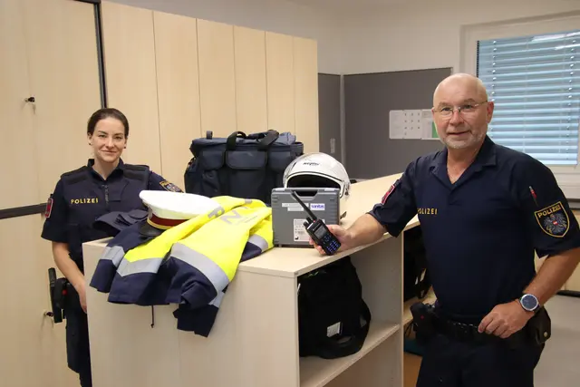 Die Ausrüstung von Bianca Kurta-Kazinota, Andreas Bauer und ihren Kollegen ist für die Arbeit auf einer hochrangigen Straße zugeschnitten. | Foto: Martin Wurglits