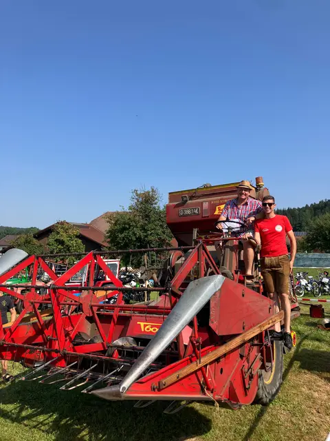 Lenzbaun Didi aus Schildorn war mit seinem Mähdrescher beim Oldtimertreffen. | Foto: Stoaninger Oldtimerverein