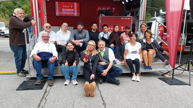 Das Team vom Styrolerhof mit Chef Robert Neuhold (vorne 3.v.r.) und Moderatorin Isabella Krassnitzer (vorne 4.v.r.).