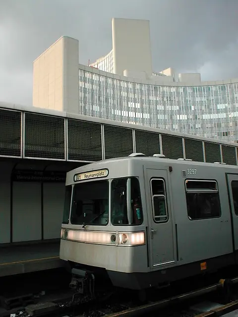 Die U1 in der Station "Kaisermühlen - VIC" im Jahr 1982 in Fahrtrichtung Reumannplatz. | Foto: wikicommons